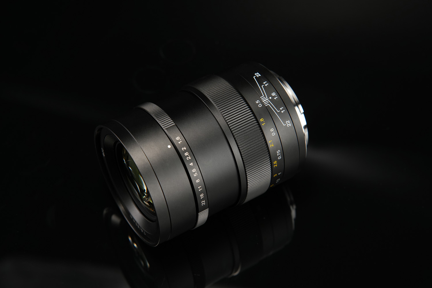 Фотография продукта Mikaton Speedmaster 80mm f/1.6 на черном фоне