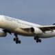 Airbus A330-343 ZK-SXU компании South African Airways приземлился в международном аэропорту Хитроу