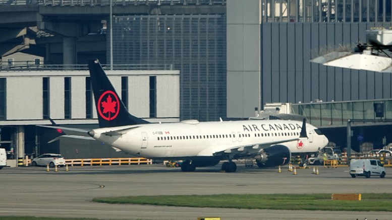 Boeing 737 MAX 8 C-FSDB Air Canada в лондонском аэропорту Хитроу