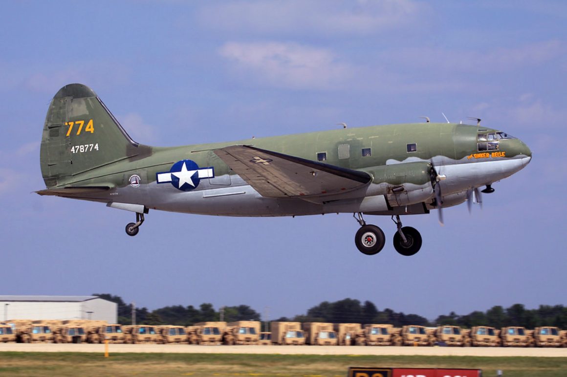 N78774 Curtiss C-46 Commando. "Тинкер Белл" Памятный взлёт ВВС в Ошкоше (cc 2.0), автор Пол Нелхэмс.