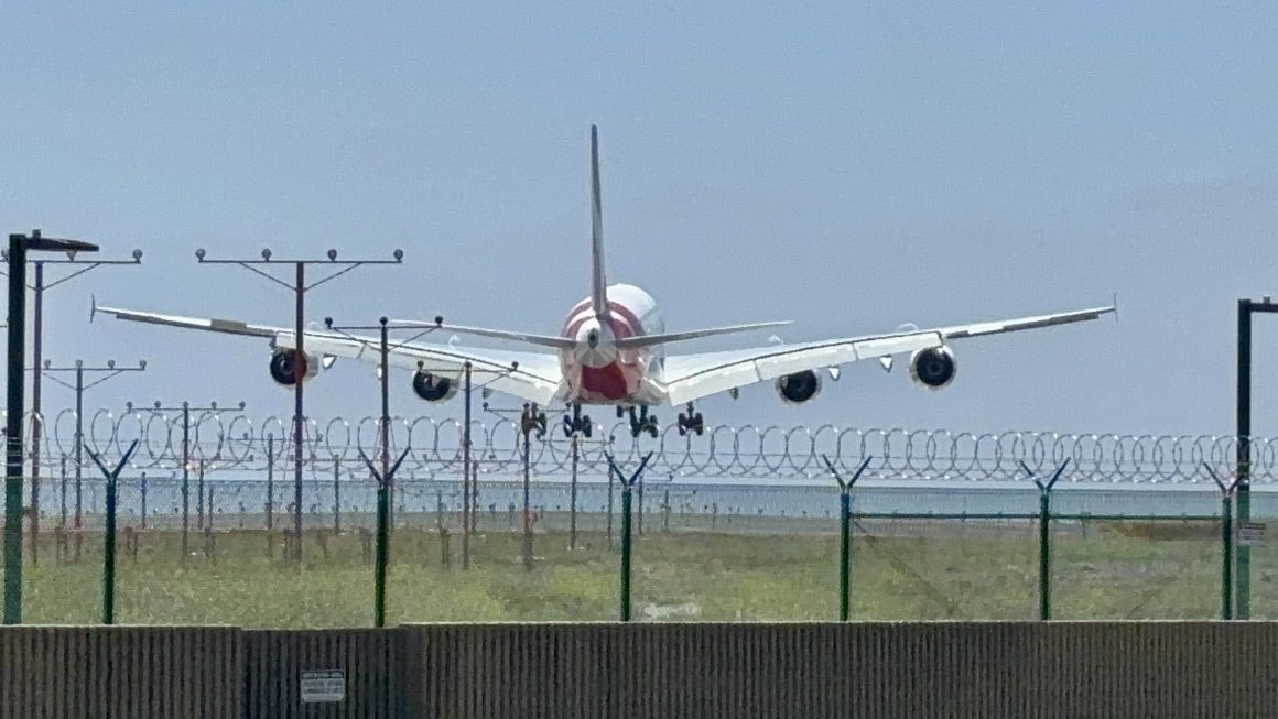 Qantas A380-800 из SYD приземляется в LAX