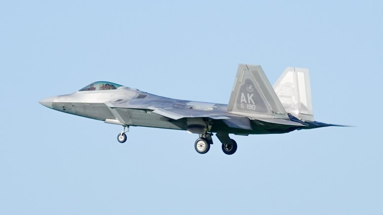 Lockheed Martin F-22A Raptor 09-4190/AK 90-го полка ВВС США приземляется на авиабазе Леуварден, Нидерланды